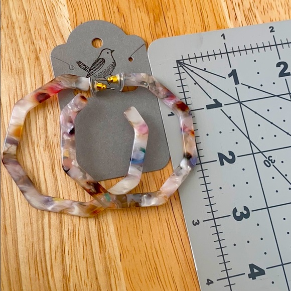 Marbled multicolored fashion hoop earrings - Picture 2 of 3